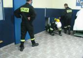 Strażacy z OSP na ćwiczeniach w komorze dymowej w Krakowie