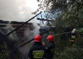 Łazy Brzyńskie - pożar budynku mieszkalno-gospodarczego w lesie