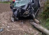 Nowy Sącz, ul. Lwowska- bus uderzył w słupa i wypadł z drogi