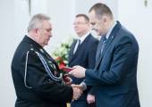 Przewodniczący Powiatowej Komisji Rewizyjnej ZOSP RP w Nowym Sączu dh Wiesław Czop odznaczony Krzyżem Kawalerskim Orderu Odrodzenia Polski 