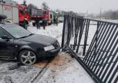Korzenna- samochód osobowy wypadł z drogi i uderzył w ogrodzenie