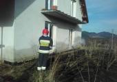Nowy Sącz, ul. Ruchu Ludowego- pożar suchej trawy stwarzający zagrożenie dla budynku