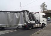 Nowy Sącz, ul. Węgierska-samochód ciężary zaklinował się pod wiaduktem