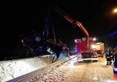 Niskowa – samochód osobowy wypadł z drogi i wpadł do cieku wodnego