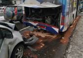 Nowy Sącz, ul. Królowej Jadwigi-zderzenie samochodu osobowego i autobusu