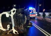 Stary Sącz, ul. Jana Pawła II- samochód osobowy na boku