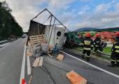 Gródek-przewrócony samochód na jezdni