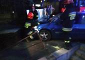 Nowy Sącz, ul. Dunajcowa - samochód osobowy wypadł z drogi i uderzył w ogrodzenie
