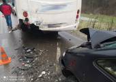 Łęka- zderzenie samochodu osobowego i busa