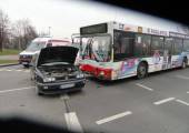 Nowy Sącz rondo Solidarności- zderzenie samochodu osobowego i autobusu