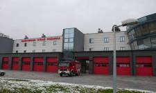 Widok nowej strażnicy- samochód wjeżdża do garażu
